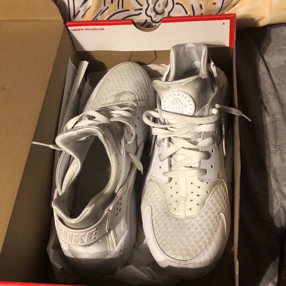 Nike mens 11 1/2 white huraches